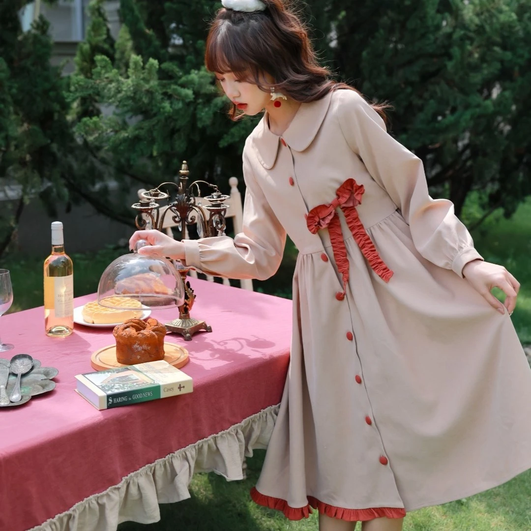 花崎鹿原创卡其色磨毛面料甜美连衣裙秋风复古娃娃领女秋冬森系词