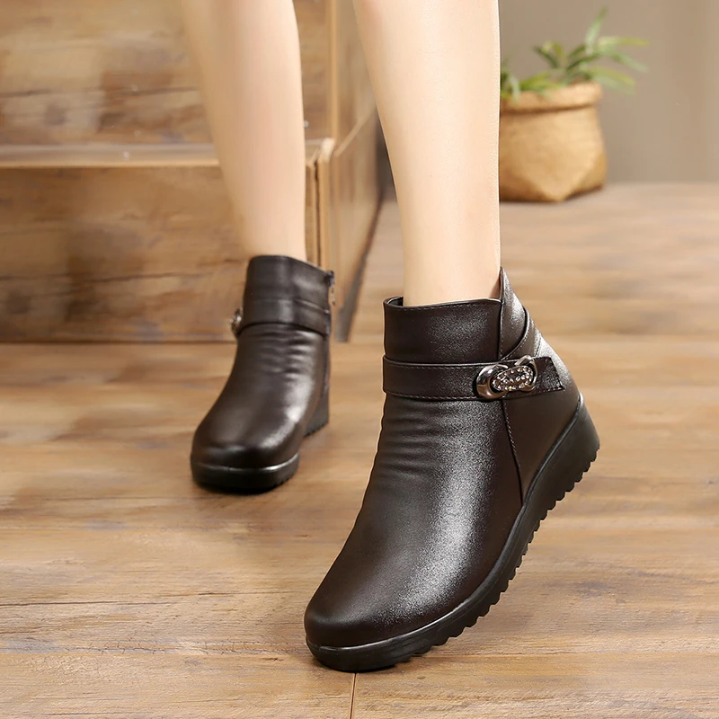 冬季妈妈鞋中老年人棉鞋老人短靴平底皮鞋女鞋加绒防滑中年女靴子