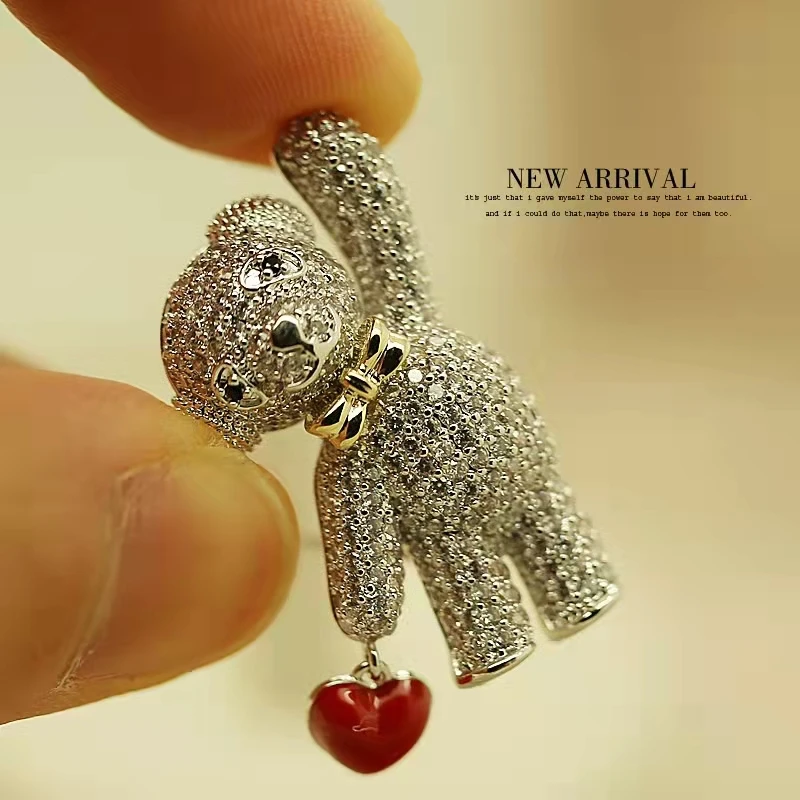 澜瑟 铜合金合成锆石胸针 xz1494爱心小熊 胸针可当领针