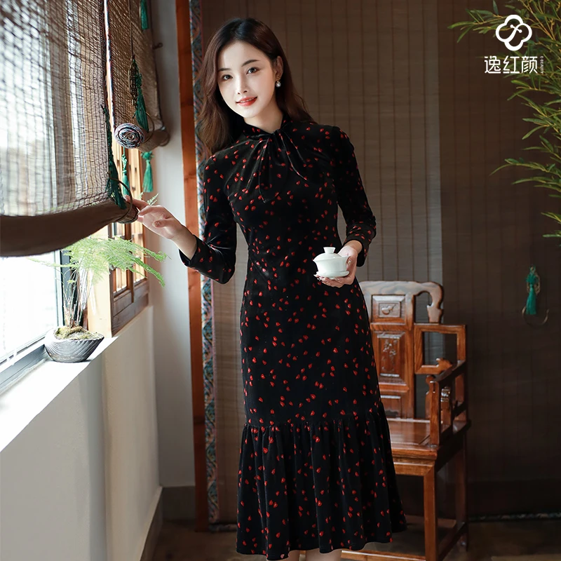 逸红颜容客2025秋冬新品丝绒蝴蝶结领修身鱼尾新中式国风连衣裙女