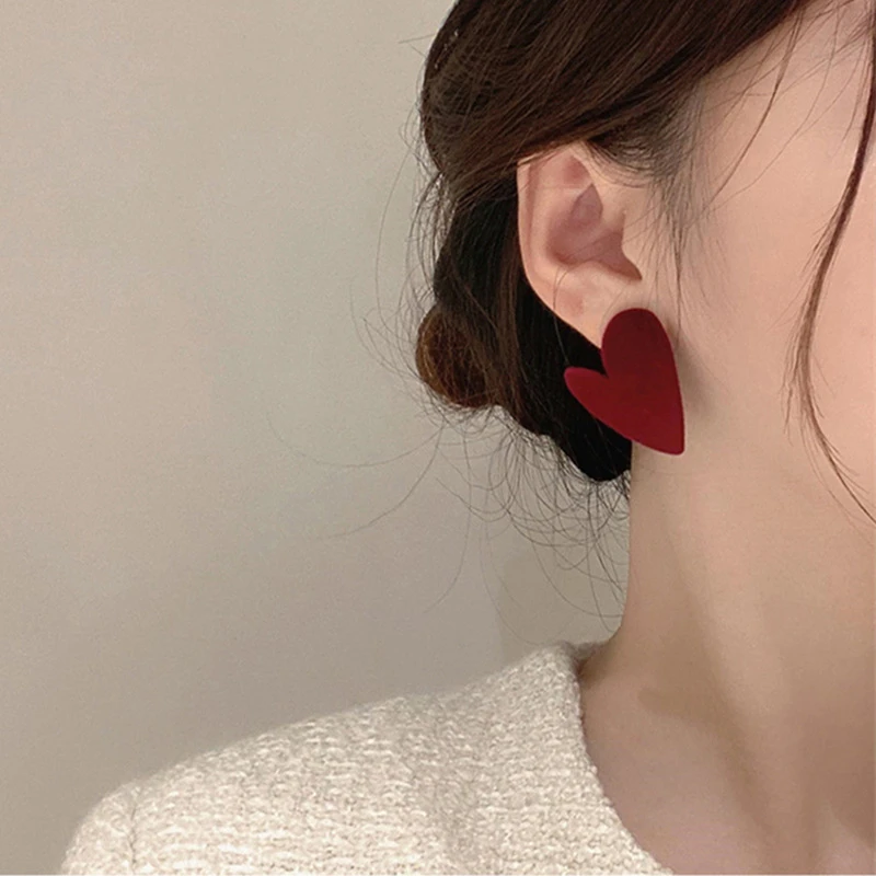 铜合金耳饰 悠美-设计感秋冬丝绒爱心耳环酒红黑色气质百搭耳饰