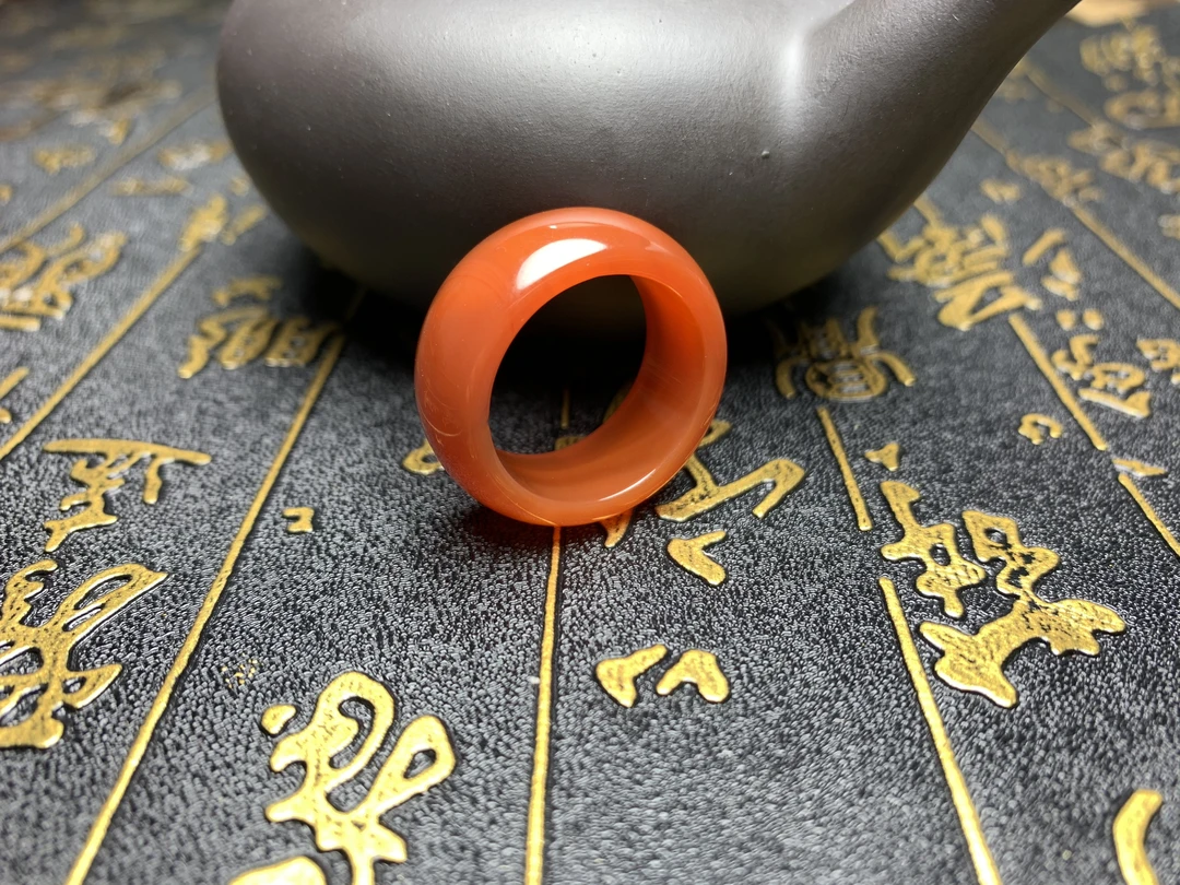红玛瑙玉髓戒指，内径约19mm，宽约6mm