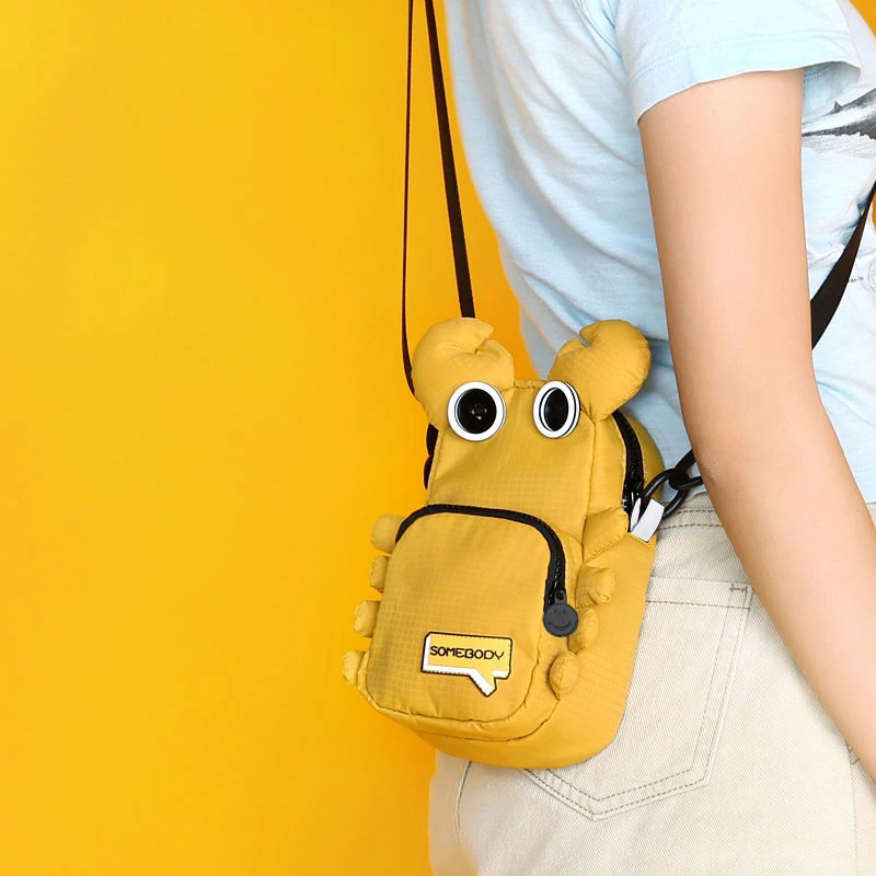 三色补丁小螃蟹搞怪包包女新款少女卡通斜挎小方包百搭手机包