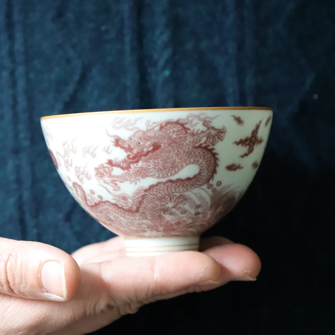 （神工妙造）小愚斋/愚斋珍藏釉里红双龙海水纹鸡心杯景德镇名窑