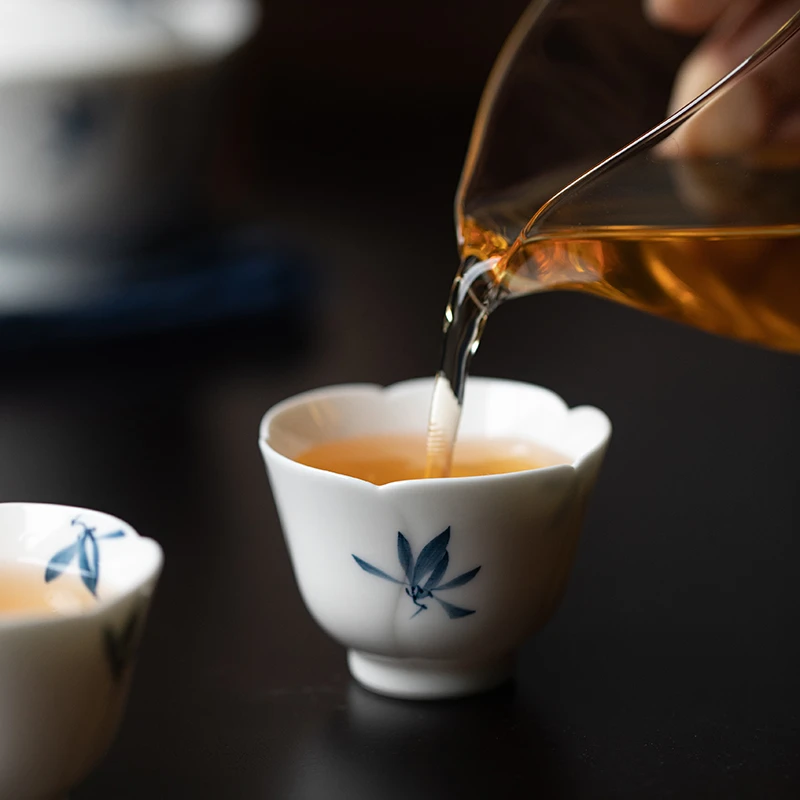 纯手绘蝴蝶兰花陶瓷茶杯家用创意女主人杯单个功夫茶具葵口品茗杯