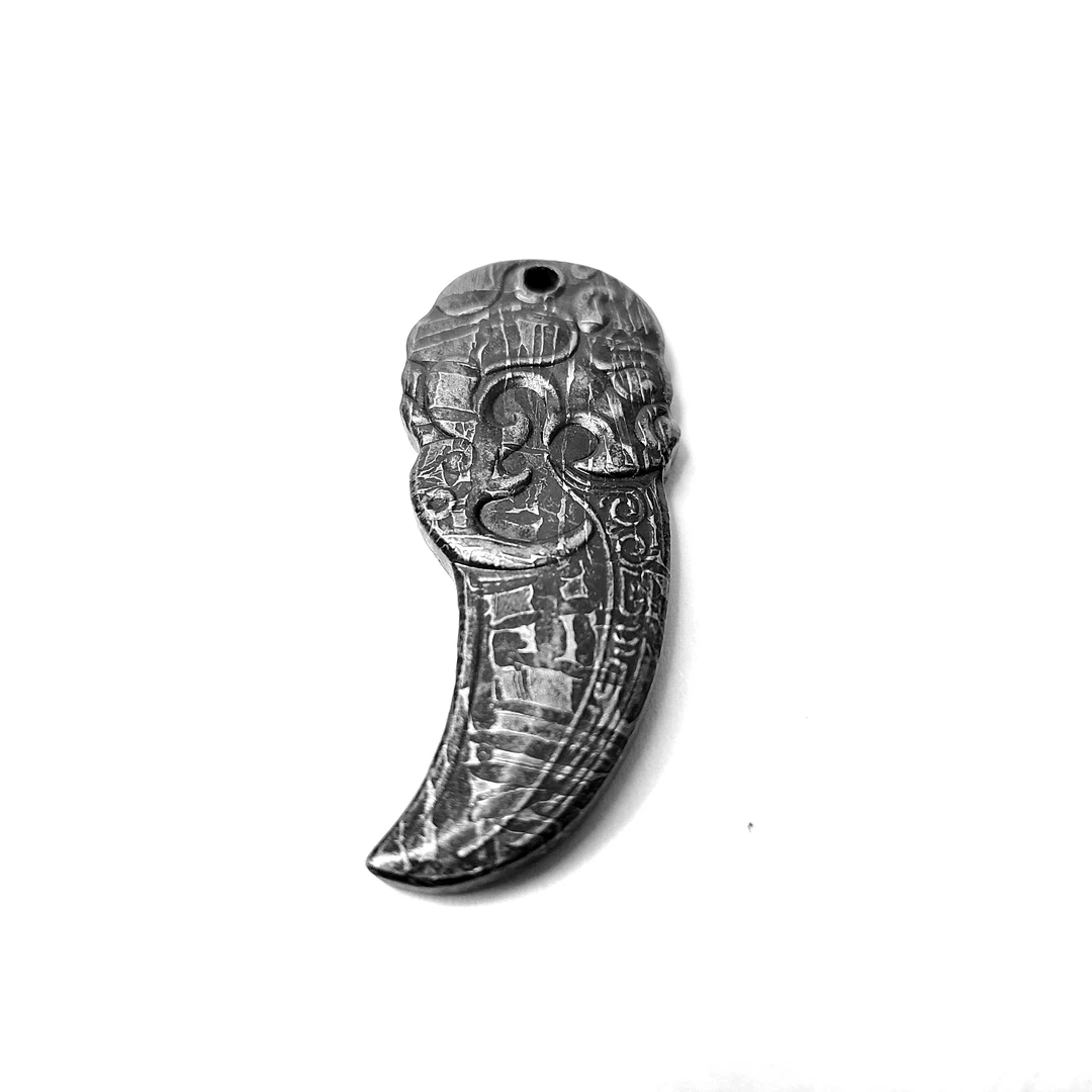 【龙牙】 新疆阿勒泰铁陨石挂件 尺寸约45×18×3mm