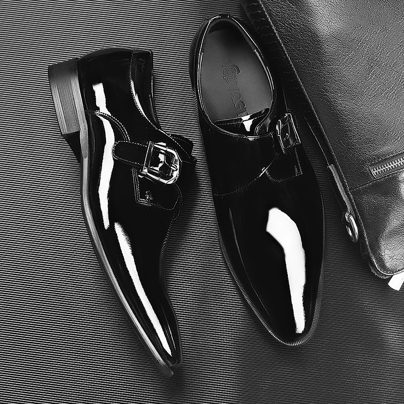 VQGT新款漆皮男鞋尖头商务正装皮鞋男结婚新郎鞋搭扣德比鞋亮面潮