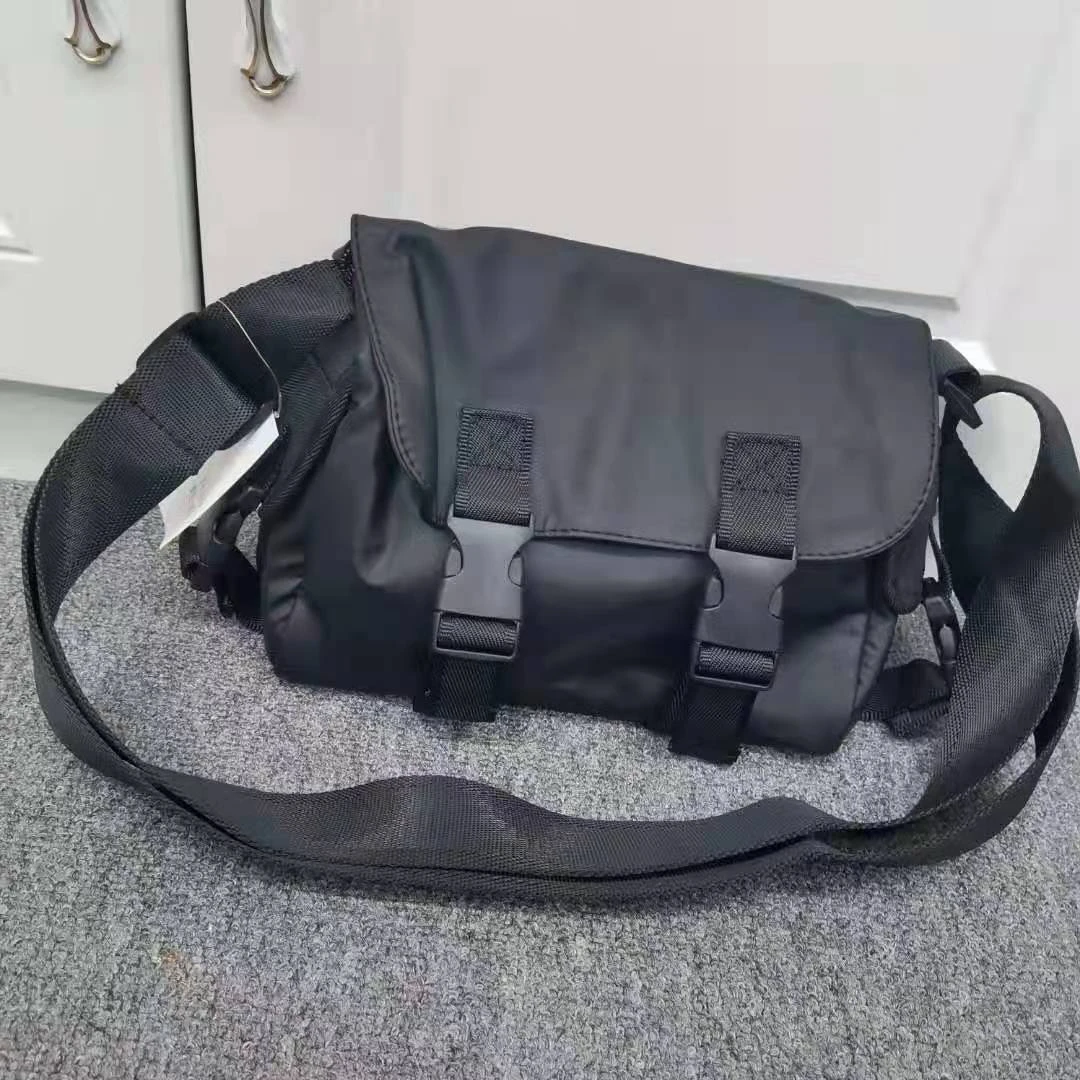 新款百搭男女同款防水面料单肩斜挎包《W1931》