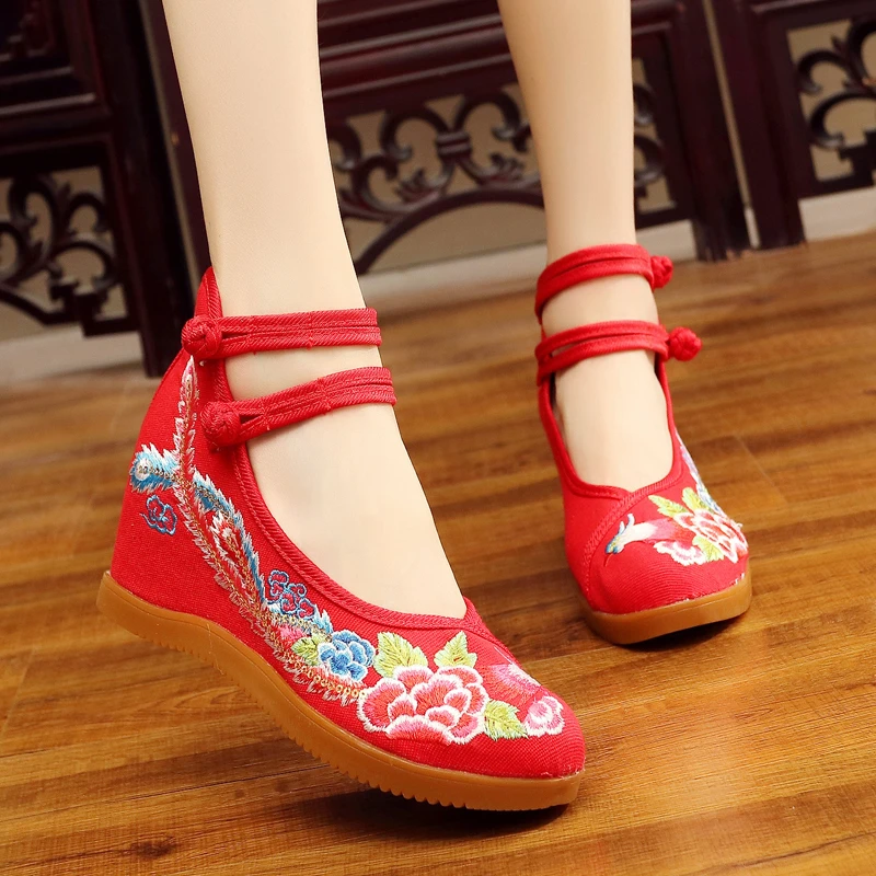 高跟老北京绣花鞋浅口民族风扣带单鞋内增高凤尾牡丹广场舞蹈鞋春