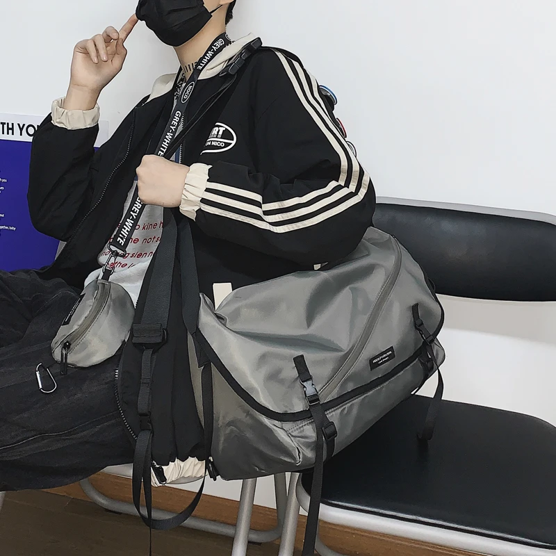 港风潮牌斜挎包男机能休闲日系大容量邮差包暗黑工装风单肩包挎包
