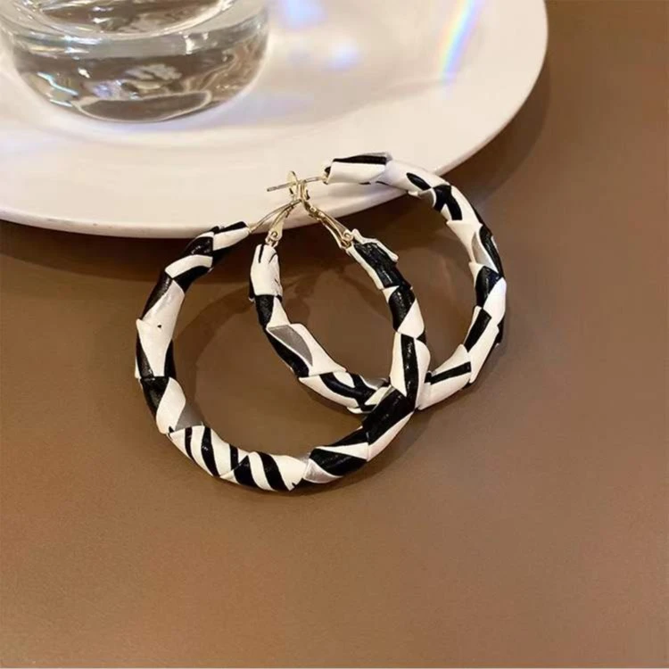 铜合金皮质耳饰 时尚黑白斑马纹圈圈耳饰大气小众耳环