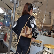 柒拾柒号箱包店